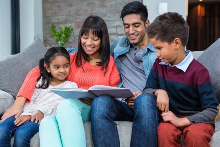 Familia leyendo la Biblia juntos